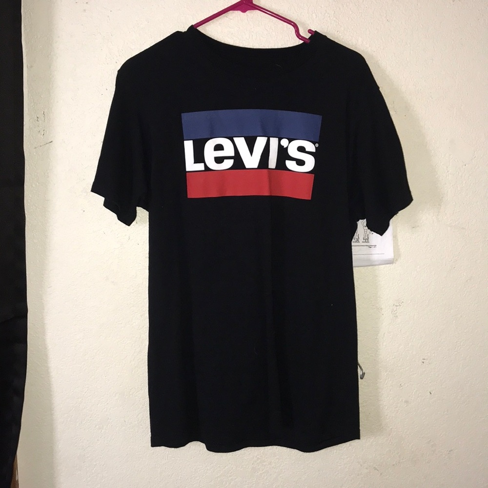 Med Levi’s T Shirt